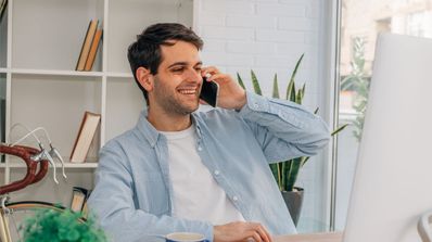 Un hombre hablando feliz en el trabajo