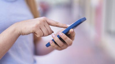 mujer con el móvil