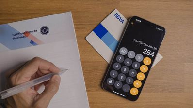 imagen de una calculadora y una tarjeta de credito