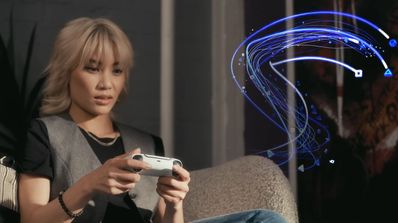 Una chica muy concentrada jugando con la PS5