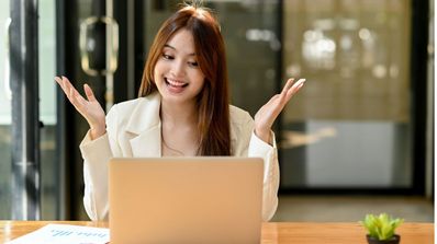 Una chica muy contenta después de descubrir una oferta online