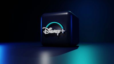 El logo de Disney+ en un cuadrado 3D visto de lado
