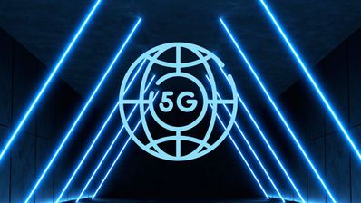 Unas luces de color azul luminoso con el icono de 5G