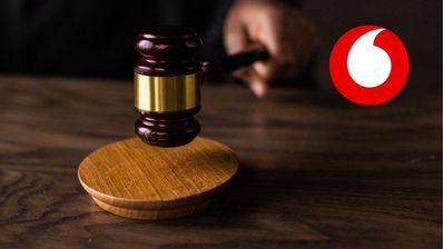 Un mazo del juez con el logo de Vodafone al lado