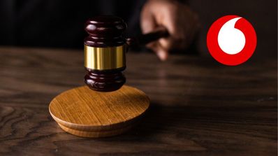 Un mazo del juez con el logo de Vodafone al lado