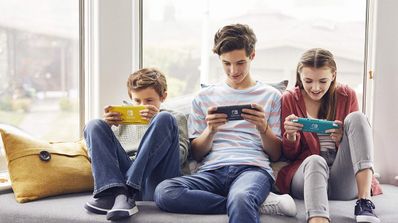 Niños jugando con la consola Nintendo Switch Lite