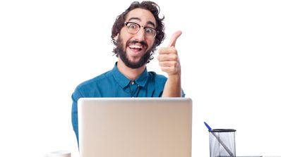 hombre contento con ordenador aumento de velocidad WiFi