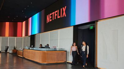 Empleados de Netflix caminando en una de sus oficinas