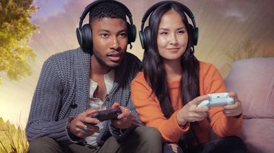 Una pareja jugando concentrados a la consola