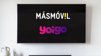 Una Smart TV con la pantalla en negro y los logos de MásMóvil y Yoigo