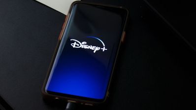 Un móvil con el logo de Disney+ en la pantalla