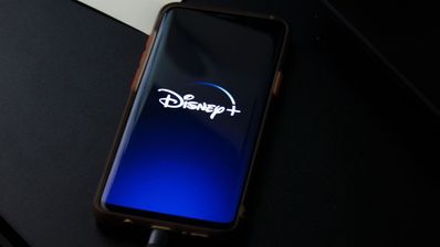 Un móvil con el logo de Disney+ en la pantalla
