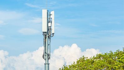 Una torre de telecomunicaciones 5G en un día soleado