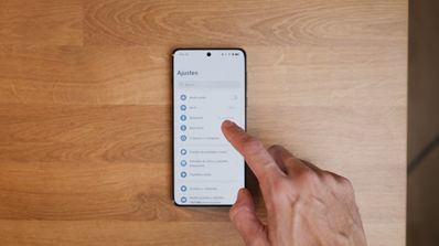 imagen de un smartphone sobre fondo de madera