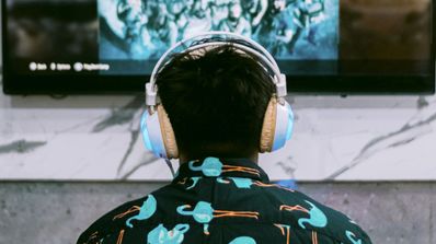 Un chico juega a la consola