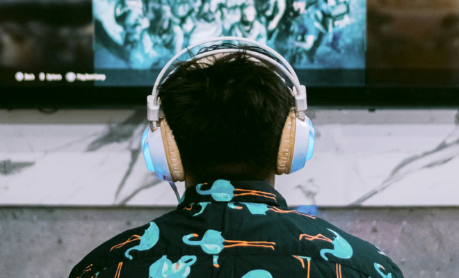 Un chico juega a la consola