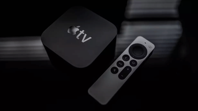 Dispositivo Apple TV 4K (modelo 2025) y su mando Siri Remote sobre una superficie neutra