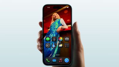 imagen de un iphone 16 en la mano