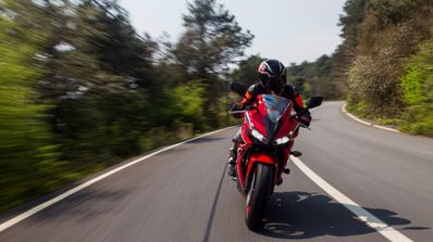 Motorista en carretera de dos direcciones