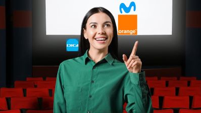 Una chica apuna a los logos de Movistar y Orange