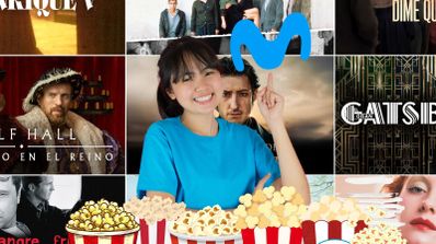 Una chica apuntando al logo de Movistar con palomitas