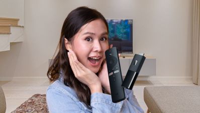 Una chica sorprendida con el Xiaomi Mi TV Stick