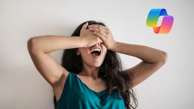 Una chica se tapa los ojos por ver algo que no le gusta