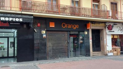 El exterior de una tienda de Orange con la persiana bajada