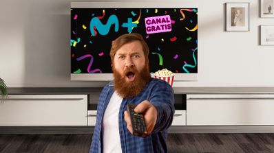 Un hombre sorprendido y feliz por tener un nuevo canal en Movistar Plus+