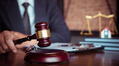 Un juez tomando un veredicto en una sentencia en el juzgado