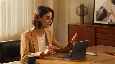 Una mujer hablando en una videoconferencia con el Xiaomi Pad 7 Pro