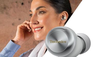 Una mujer utilizando los Technics EAH-AZ100E-S