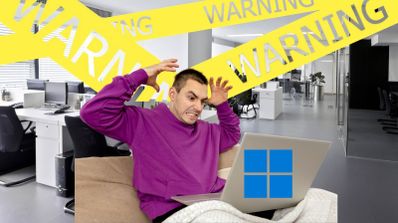 Un usuario enfadado mientras está utilizando su ordenador con Windows