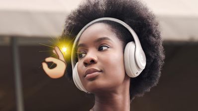 Una mujer lleva los Beats Studio Pro