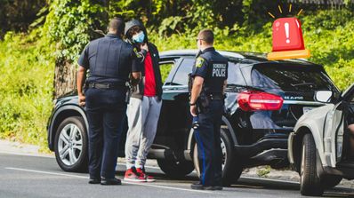 imagen de un coche parado carretera