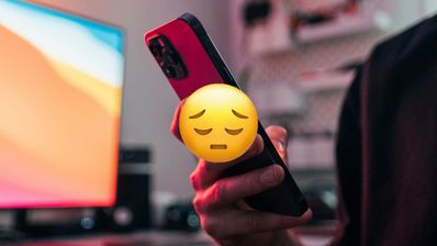 Emoji decepcionado sobre un teléfono móvil