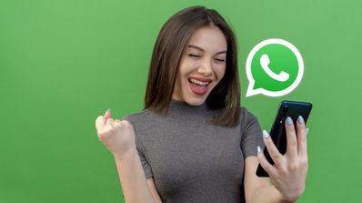 WhatsApp mujer mirando el móvil