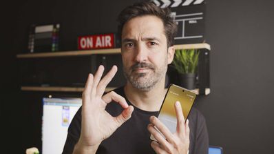 sujetando móvil con la mano
