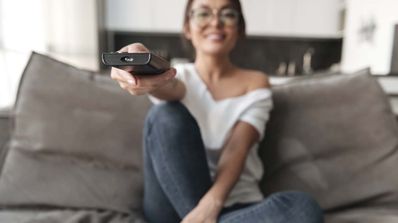 mujer con mando de TV