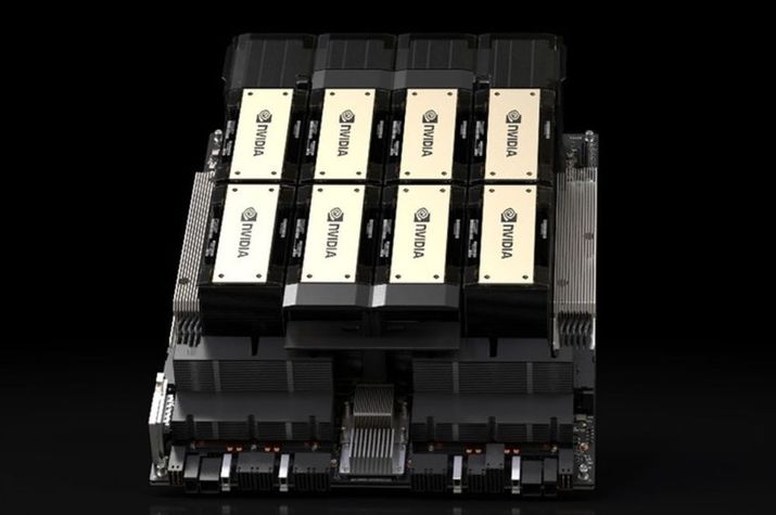 Módulos de procesamiento NVIDIA H20 configurados en una placa para centros de datos sobre fondo negro.