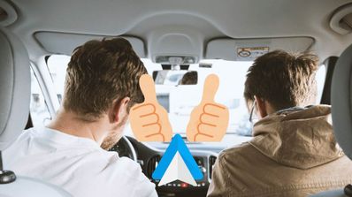 imagen de dos personas en un coche