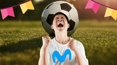Un aficionado al fútbol delante del campo con una pelota detrás