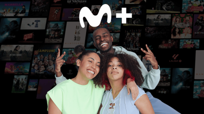 Amigos adolescentes con el logo de Movistar Plus+
