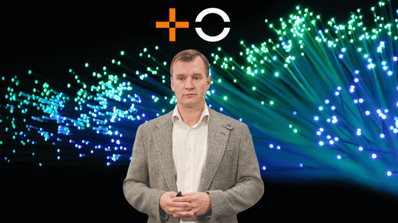 El CEO de MasOrange con conexiones de fibra óptica detrás