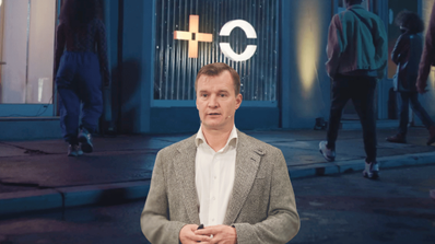 El CEO de MasOrange delante del logo futurista de la operadora