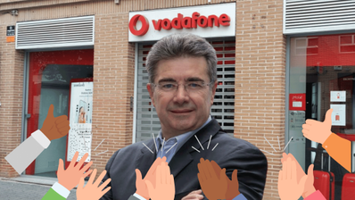 El CEO de Vodafone España delante de una tienda de la operadora