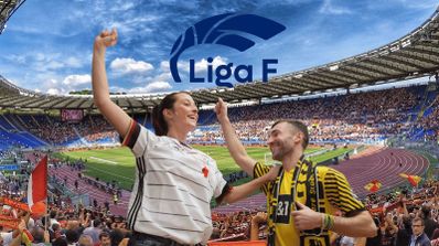 Una pareja en un campo de fútbol y logo LaLiga F