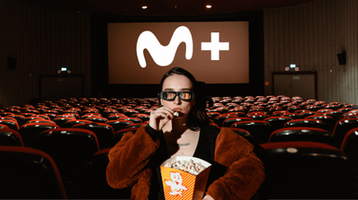 Una chica comiendo palomitas viendo Movistar Plus+