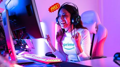 Una chica gamer contenta celebrando los juegos gratis