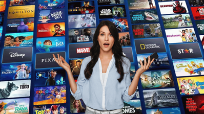 Chica sorprendida con un fondo de series y películas de Disney+